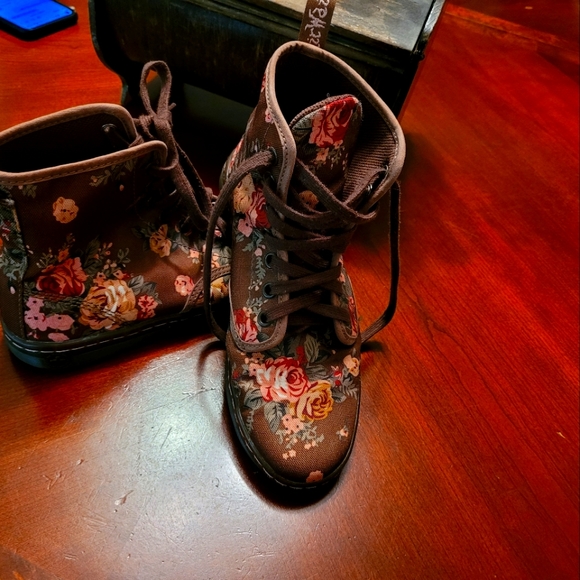 Women's size 6 doc Martin boots - Picture 1 of 4